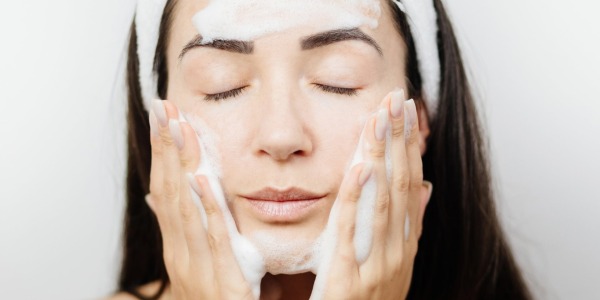 ¿Qué es la doble limpieza y por qué debes incluirla en tu rutina facial?
